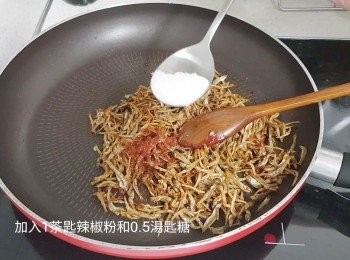 step10: 加入1茶匙辣椒粉和0.5湯匙糖(如果喜歡辣一點可增加辣椒粉份量)