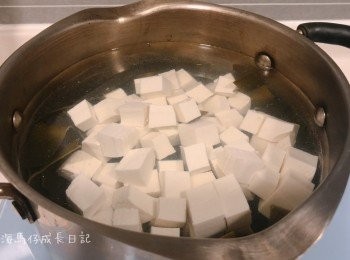 step2: 豆腐切粒備用
水滾後加入豆腐、昆布煮滾
