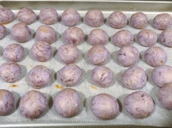 step4: 加入牛奶攪拌，最後用手搓成一個麵糰