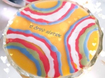 step4: 利用針筒或唧袋..注入有色椰漿..隨意繪出線條....