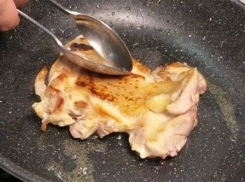 step3: 下油
先煎<a href="https://bit.ly/2ZxapeY" target="_blank" data-keyword="雞扒" class="guide-link"><strong>雞扒</strong></a> <span style="display:inline-block;vertical-align:middle;margin-top:-3px;color:initial;border-radius:3px;padding:2px 3px;font-size:12px;line-height:14px;background:#87d300;color:#fff;">即買</span> 有皮的一面
煎至金黃及微焦
再將<a href="https://bit.ly/2ZxapeY" target="_blank" data-keyword="雞扒" class="guide-link"><strong>雞扒</strong></a> <span style="display:inline-block;vertical-align:middle;margin-top:-3px;color:initial;border-radius:3px;padding:2px 3px;font-size:12px;line-height:14px;background:#87d300;color:#fff;">即買</span> 反轉