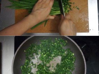step2: 韭菜洗淨切碎後
備一炒鍋，加點油，下韭菜炒至由深綠轉為翠綠色即可，關火待涼，