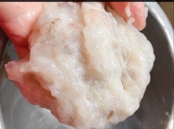 step5: 將蝦泥用手撻至起膠