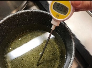 step11: 準備油溫160度， 或者見油剛起泡泡， 便可以開始炸。 油溫不要過熱， 不然會好易燶。