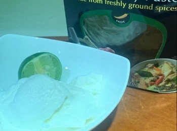 step2: 醬汁：
青咖喱醬 1茶匙
希臘乳酪 半杯
青檸汁 1茶匙 
蜜糖 1茶匙
(將以上材料拌勻)