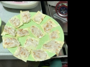 step1: 腐竹洗乾淨，切片
墨魚滑混入鹽及胡椒粉（可隨意加入蔥花或者櫻花蝦）
腐竹上沾上生粉，將墨魚滑釀上