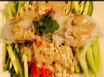 step4: 然後淋上芝麻醬便成。




想知道我更多食譜，可去我Facebook， 
專頁。

https://m.facebook.com/carlineki/