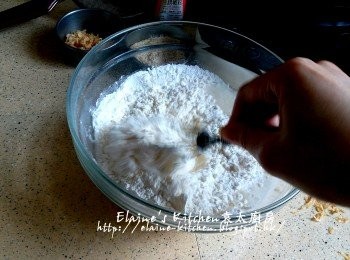 step2: 糯米粉及麵粉放入大碗內 , 加入蝦皮水及200ml水拌勻至粉漿