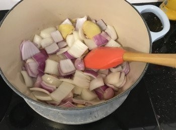 step4: 加入洋葱、紫洋葱炒勻