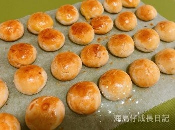 step6: 預熱焗爐，入焗爐前在小圓球面搽上蛋黃 （此動作可讓饅頭表面呈金黃色，不做也可以）