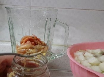 step8: 把薑、蒜頭、蘋果、辣椒、1.5湯匙韓國蝦醬和1湯匙蝦醬水放入攪拌機内，