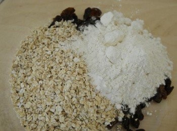 step2: 先將燕麥片，麵粉，提子乾，梳打粉，鹽拌勻備用