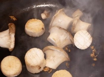 step3: 蒜頭切末。
在平底鍋倒入1茶匙的沙拉油與蒜末小火炒香。
香味散出後，轉中火並放入杏鮑菇煎一煎。