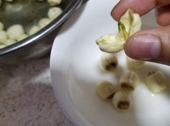 step2: 70g乾蓮子浸30分鐘以上浸軟身,去除蓮子苦芯