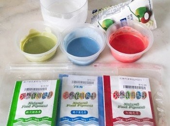 step3: 椰漿分開數碗..加入不同天然色粉..
