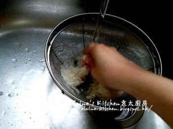 step2: 珍珠米用水沖一沖洗及瀝乾 , 放入碗內加少許鹽 , 油及水浸過面靜待30分鐘
