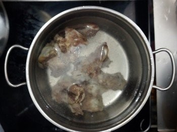 step3: 深鍋中加入水，之後冷水下牛骨
大火煮沸，轉小火先煮2小時