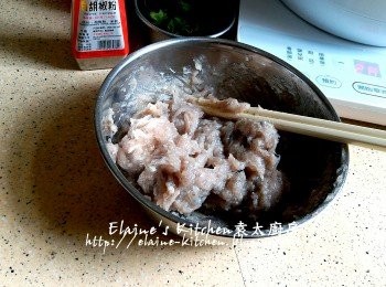 step13: 燉粥期間將鯪魚肉放入碗內 , 加少許鹽及胡椒粉拌勻醃一醃