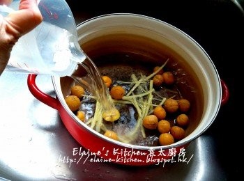 step6: 將栗子肉放入煲內 , 加入薑絲及2500ml水