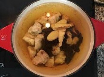 step6: 放入薑片並將老菜脯連水一起倒入鍋中，開中火煮滾後轉小火燉煮；