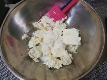 step2: 忌廉芝士室溫放兩個鐘頭以上，直至軟身，忌廉芝士加入30g糖刮勻至滑身