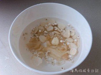 step2: 瘦肉凍水落，水滾起 (飛水)