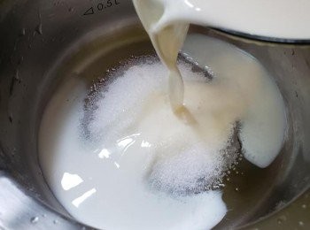 step3: 牛奶 砂糖放入煲內攪拌至糖溶化，牛奶微暖即可。