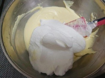 step11: 把1/3蛋白糊加入蛋黃麵糊中，用Fold in手法輕手拌勻