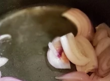 step5: 用油起鑊爆香洋蔥