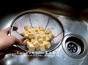 step7: 已浸冰水10分鐘的雞蛋豆腐瀝乾水份先放上碟 , 蓋上保鮮紙入冰箱冷藏1小時