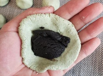 step5: 包上芝麻餡收口搓圓。（注意這個過程要迅速。太久則面團會變干容易裂開。面團溫暖會容易操作。