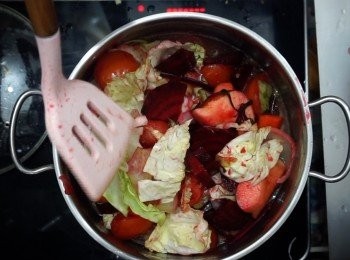 step8: 再將其他蔬菜都炒過後
全部下牛骨湯，再煮沸後，小火再煮2小時