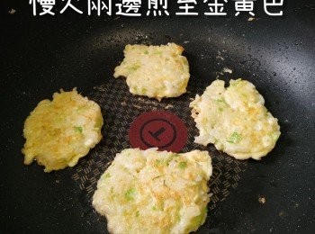 step8: 過一陣輕力反一反，簡單慢火煎到表面變金光色就食得