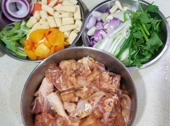 step1: 今晚煮老公點菜~菜Cline健康版多多菜雞煲♡
係惠康買左隻原隻大大雞返來，
自己用剪刀拆左d肥膏同雞皮再斬開一舊舊，
再用水洗乾淨，抹乾雞肉備用，
豉油+糖+胡椒粉+生粉醃咗佢大約15分鐘，
