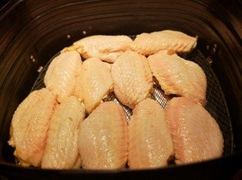 step2: 用180度預熱氣炸鍋5分鐘，之後<a href="https://bit.ly/3zHU5V3" target="_blank" data-keyword="雞翼" class="guide-link"><strong>雞翼</strong></a> <span style="display:inline-block;vertical-align:middle;margin-top:-3px;color:initial;border-radius:3px;padding:2px 3px;font-size:12px;line-height:14px;background:#87d300;color:#fff;">即買</span> 平面鋪上焗15分鐘。