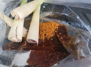 step1: 香茅先切段後拍扁，除油和粟粉後加，所有材料攪勻醃豬頸肉。