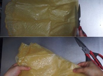 step5: 腐皮一片對摺一剪開二，再對摺二剪，再對摺三剪，一開八
尖位向上，將韭菜豬肉料放中間偏近自己一點的位置，包起後在尖位塗一點蛋液沾口，邊包要邊用手把韭菜豬肉料壓實，烤後就不會變形了