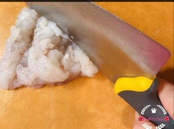 step2: 用刀背再稍微剁得更細緻一下，落<span class="group_2">調味料</span>醃15分鐘左右備用。