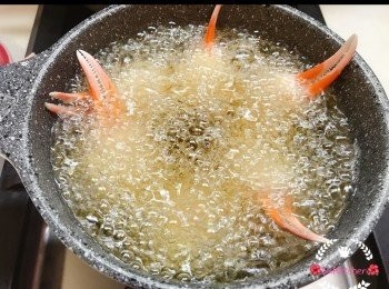 step12: 把蟹拑逐隻放入，其間用筷子拌動一下， 避免痴底