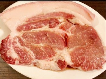 step1: 先將<span class="group_2">調味料</span>和豬腩肉攪勻醃20分鐘。