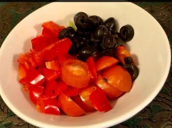 step3: 車厘番茄切片、黑橄欖亦切片。