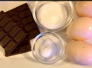 step1: 120克黑朱古力。3 個雞蛋。1 湯匙砂糖。
 鹽少許。