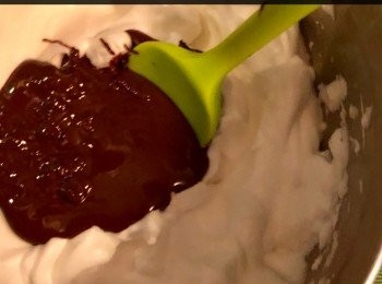 step7: 最後再加入剩餘的1/3糖，加入蛋白內，慢慢攪拌並倒入已溶的朱古力攪勻。