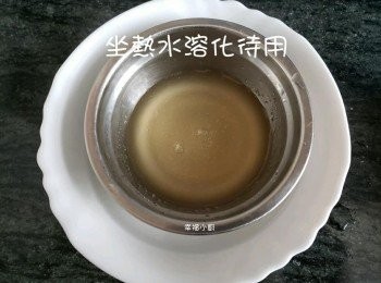 step2: 凍開水倒入魚膠粉稍攪拌, 隔水用熱水座溶。