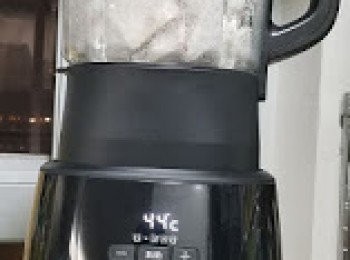 step4: 打勻後可以睇下細滑度，如想再幼滑啲可以按 攪拌模式輕作攪拌，即成。將香芋泥置於杯底（可按個人喜好加多或減少香芋泥份量喔！）