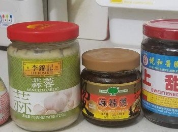 step1: 雞軟骨解凍之後抹乾水
熱油煎大約三至四分鐘然後贊酒炒勻