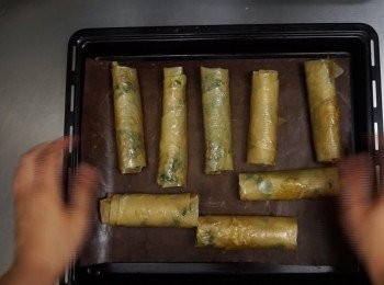 step7: 烤盤墊上烘焙紙，放上腐皮卷
焗爐預熱後，轉用150度先烤30分鐘，之後轉200度烤至金黃即可