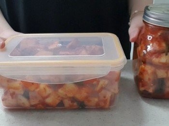 step17: 做好的蘿蔔泡菜放入乾淨的食物盒裡，可以放在室溫大約一至兩天讓它發酵後放進雪櫃內保存
