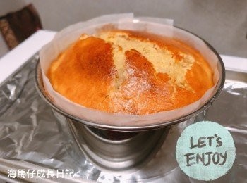 step2: 將香蕉蓉加入蛋糊攪拌好
取1/2蛋糊加入過篩的低粉輕輕攪拌好，另外1/2蛋糊加入牛油溶液攪拌好