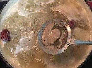 step6: 湯滾後用濾網撈除浮起的雜質，改小火慢煮；